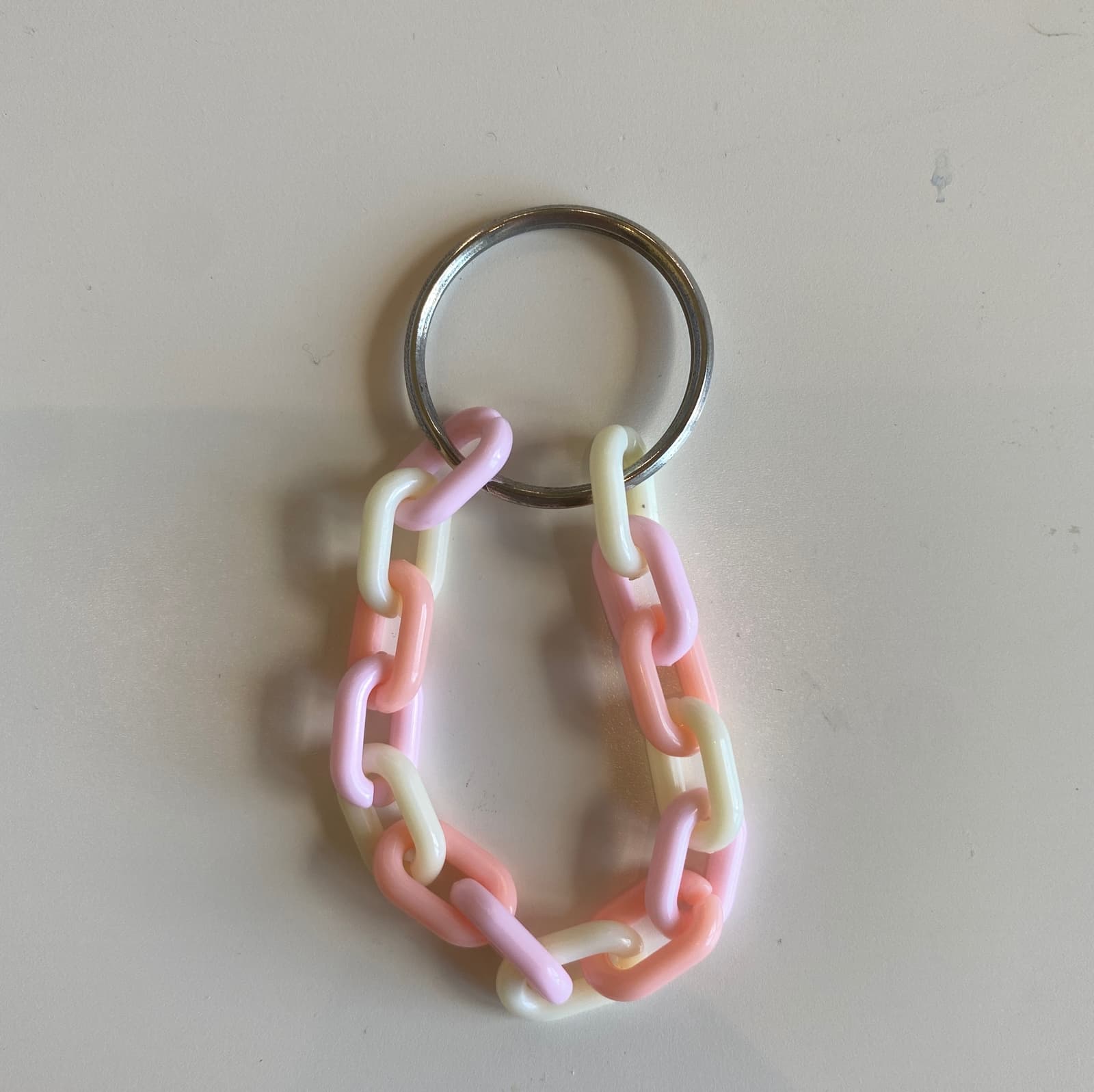 Somrig nyckelring i pastell